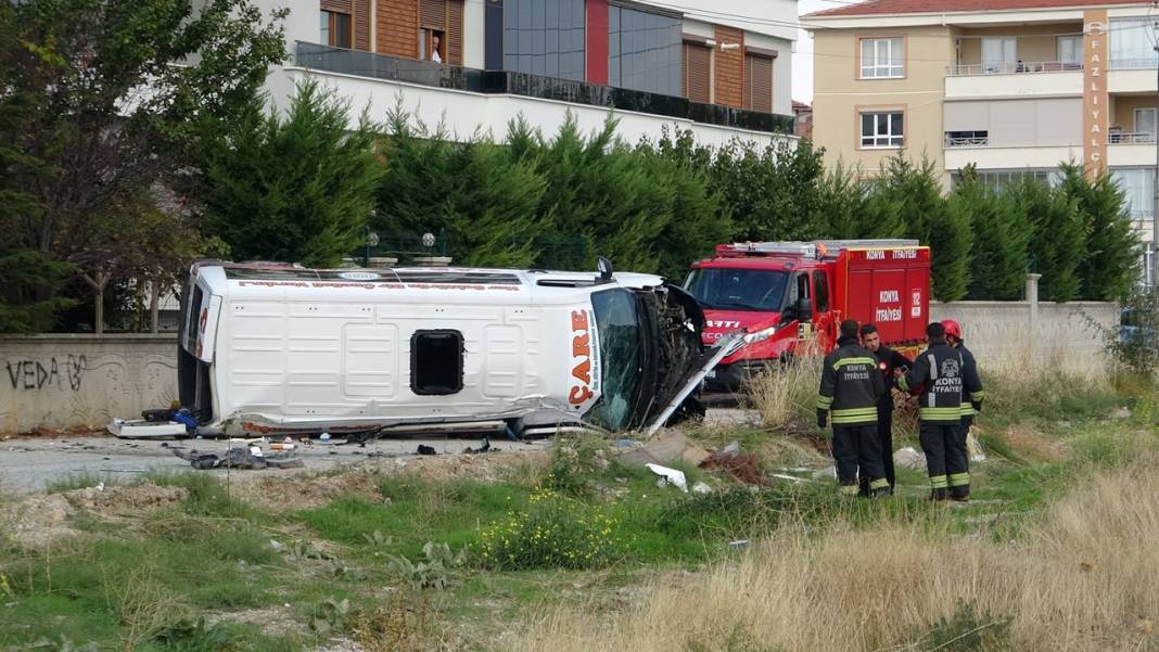 Konya'da kaza! Servis minibüsü ve otomobil çarpıştı: 9 yaralı! 2